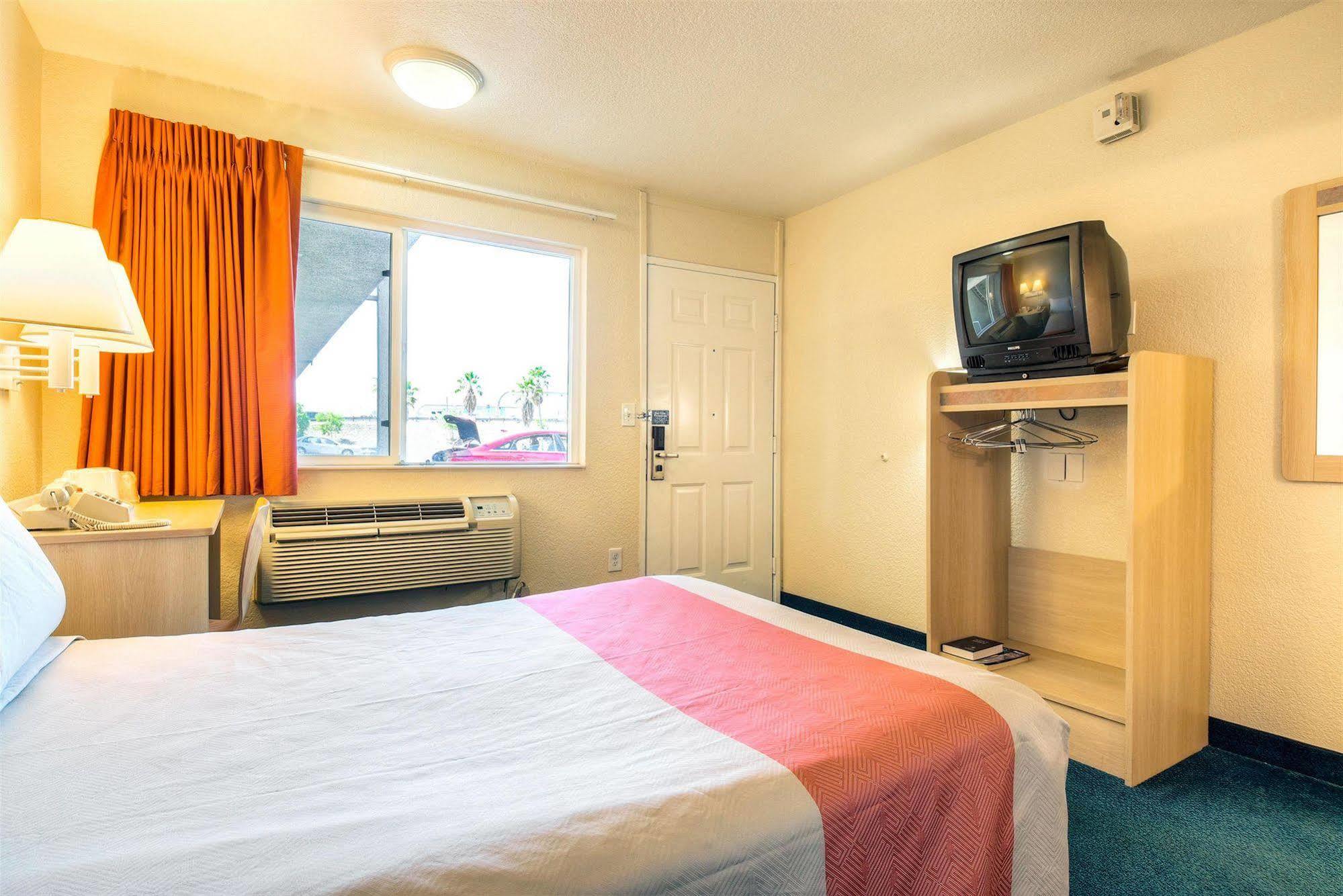 Motel 6-Fontana, Ca Ngoại thất bức ảnh